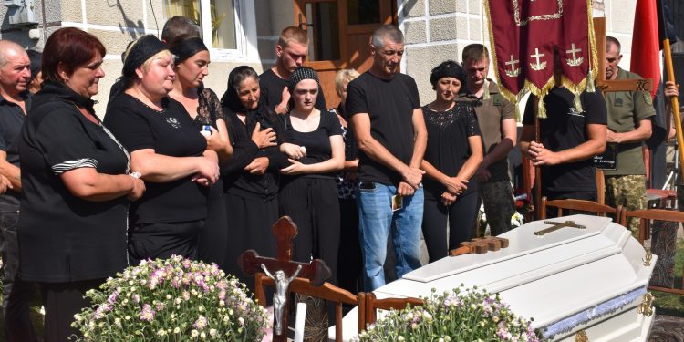 Із військовим Романом Шпуняром попрощалися у Бучацькій громаді