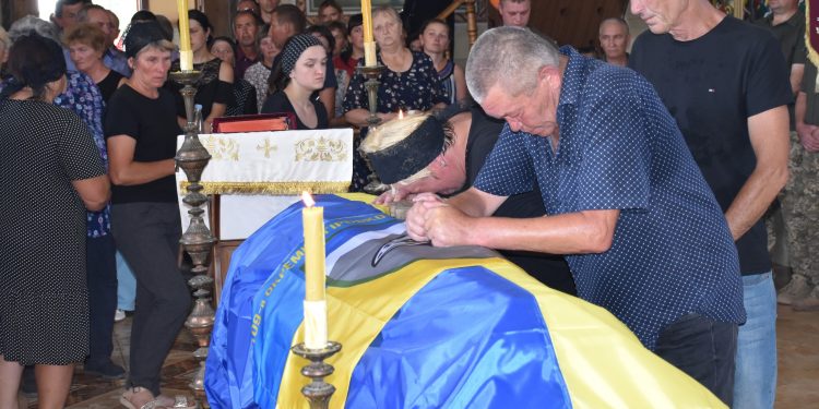 Із військовим Романом Шпуняром попрощалися у Бучацькій громаді