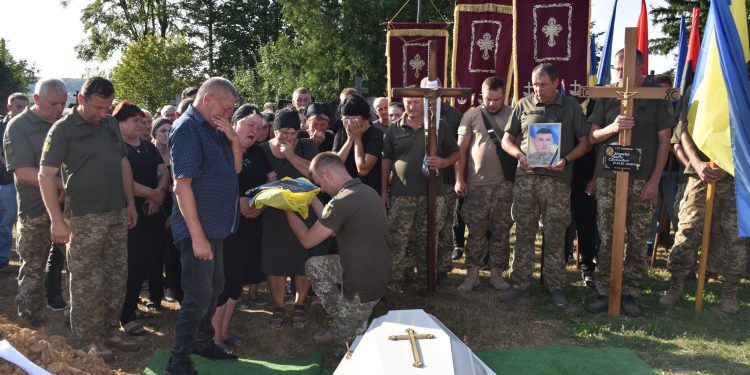 Із військовим Романом Шпуняром попрощалися у Бучацькій громаді