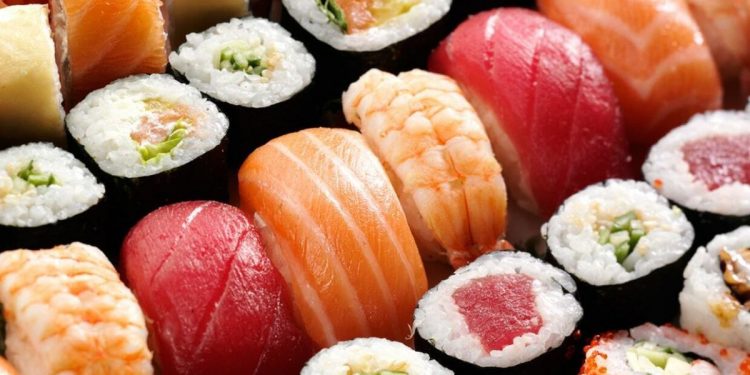 Люди потрапили в лікарню після візиту в збаразький суші-бар