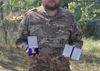 Військового медика з Тернополя нагородили нагрудним знаком Командувача об’єднаних сил ЗСУ
