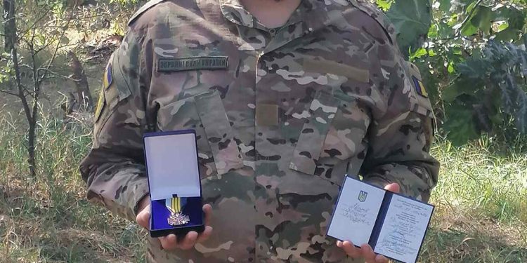 Військового медика з Тернополя нагородили нагрудним знаком Командувача об’єднаних сил ЗСУ