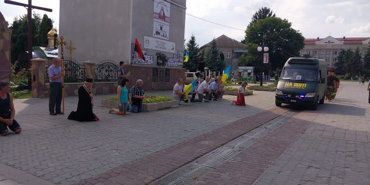 Із військовим Євгеном Махаринцем прощаються у Борщівській громаді