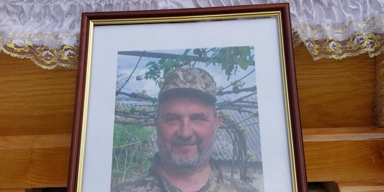 Із військовим Євгеном Махаринцем прощаються у Борщівській громаді