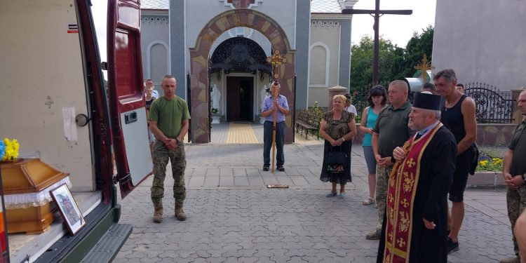 Із військовим Євгеном Махаринцем прощаються у Борщівській громаді