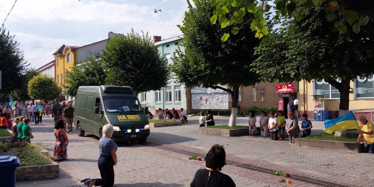 Із військовим Євгеном Махаринцем прощаються у Борщівській громаді