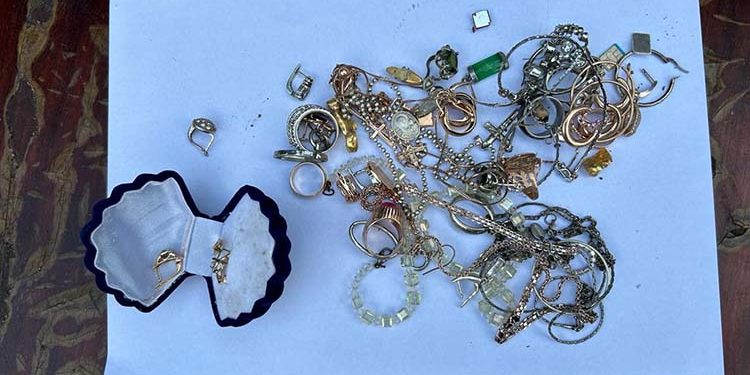 Жінка звинуватила сусіда у крадіжці її “скарбів” на Тернопільщині