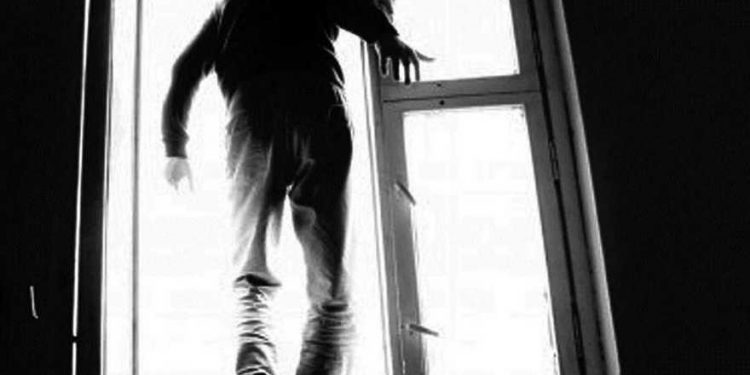 Молодик випав з вікна багатоповерхівки в Тернополі