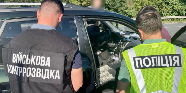 Викрили експосадовця військкомату на Тернопільщині, який “допомагав” ухилянтам отримати відстрочку