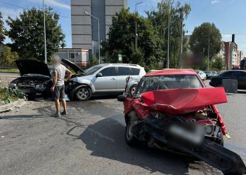 Три автомобілі зіткнулися у Тернополі: рух ускладнений