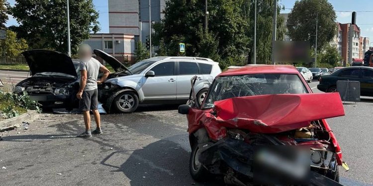 Три автомобілі зіткнулися у Тернополі: рух ускладнений