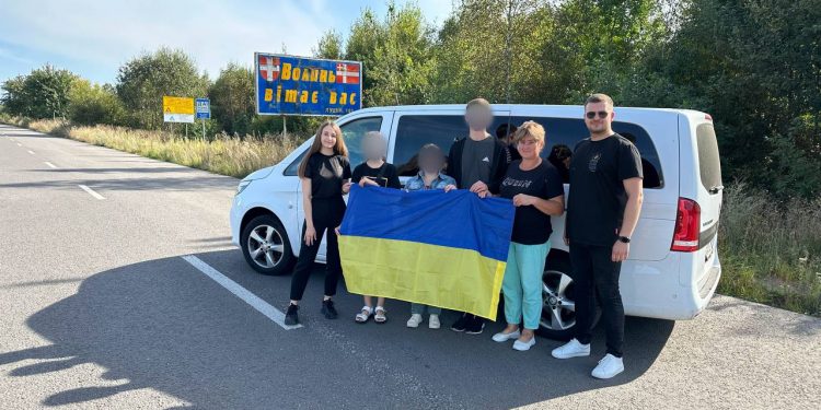 Ще трьох дітей повернула Україна додому