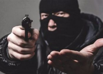 Вивезли в поле та погрожували розправою: двох чоловіків пограбували у Тернополі