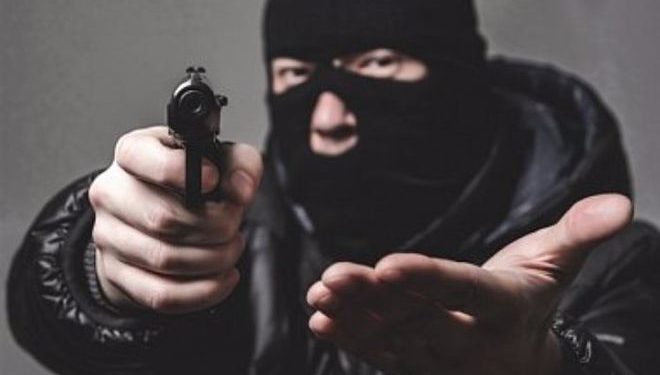 Вивезли в поле та погрожували розправою: двох чоловіків пограбували у Тернополі