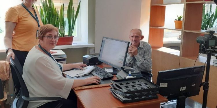 У 69 років перший паспорт отримав житель Бережанщини