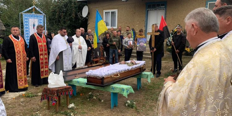 Із військовим Петром Калинієм попрощалися у Саранчуківській громаді