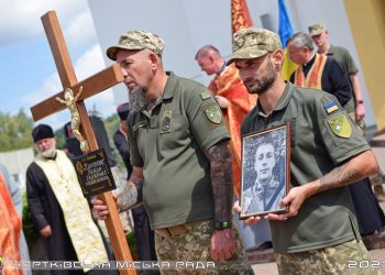 Із молодим воїном Романом Карпосюком прощаються у Чорткові