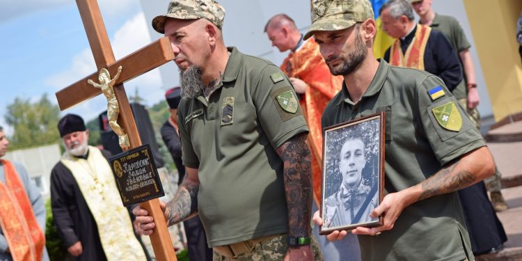 Із молодим воїном Романом Карпосюком прощаються у Чорткові