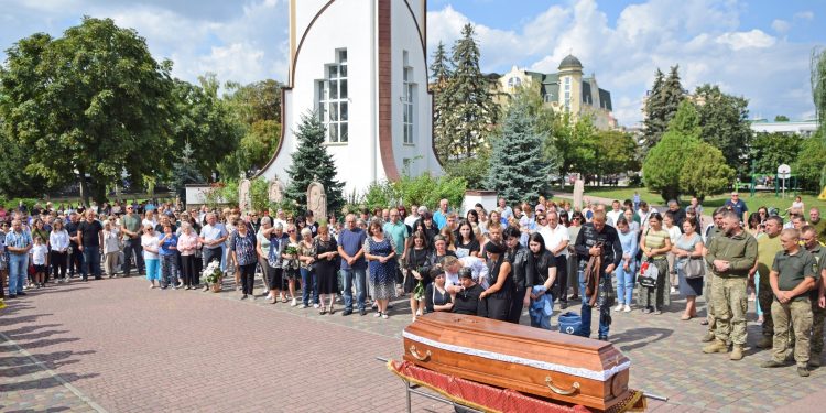 Із молодим воїном Романом Карпосюком прощаються у Чорткові