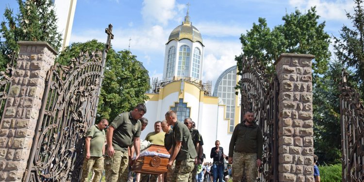 Із молодим воїном Романом Карпосюком прощаються у Чорткові
