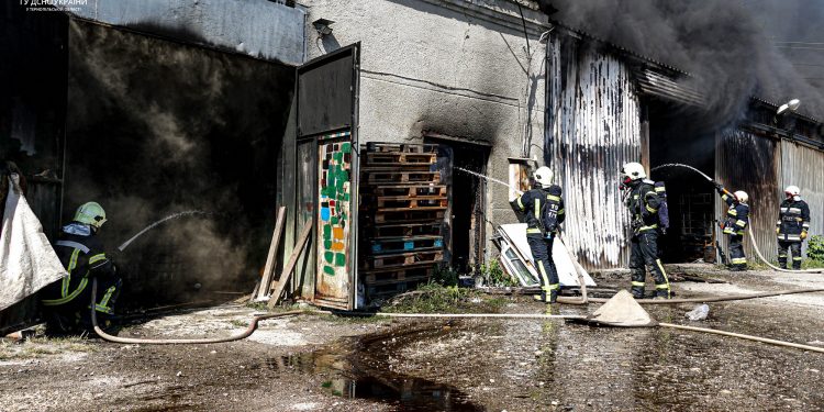 Склад з олією спалахнув у Тернополі