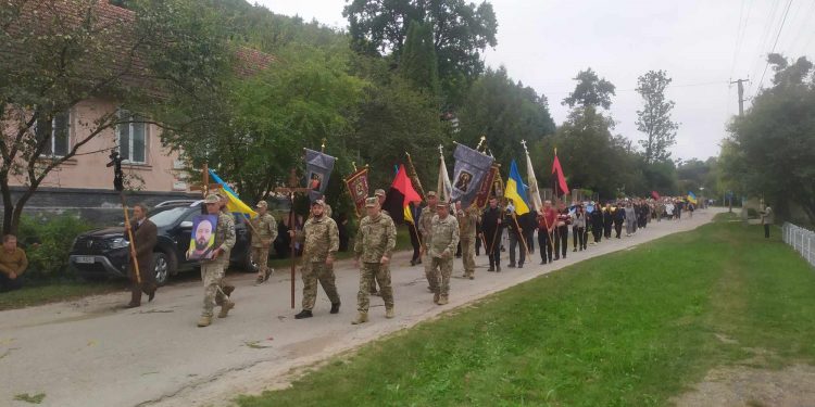 Із військовим Тарасом Лещуком попрощалися у Бережанській громаді