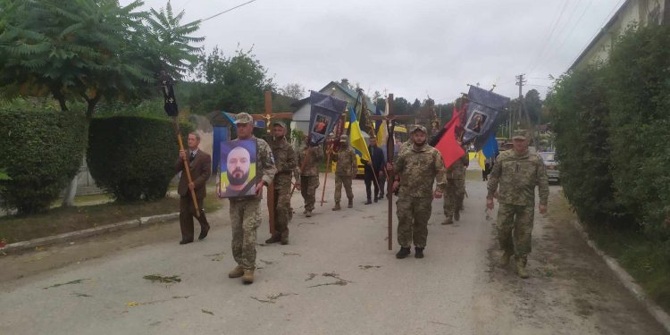 Із військовим Тарасом Лещуком попрощалися у Бережанській громаді