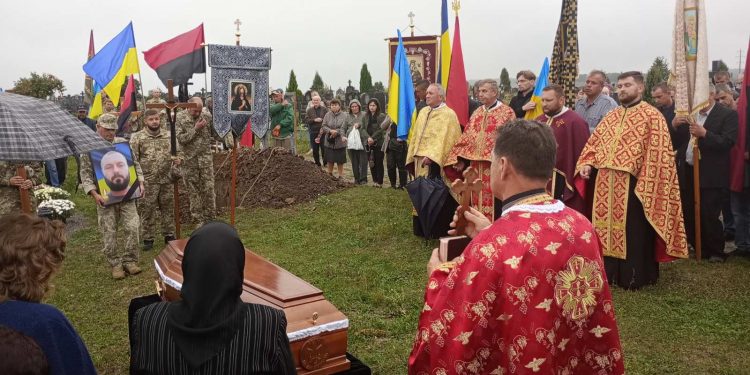 Із військовим Тарасом Лещуком попрощалися у Бережанській громаді