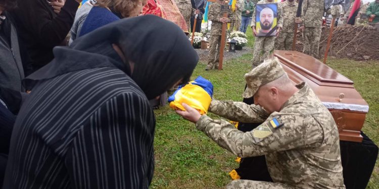 Із військовим Тарасом Лещуком попрощалися у Бережанській громаді