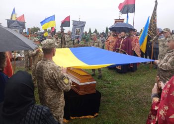 Із військовим Тарасом Лещуком попрощалися у Бережанській громаді