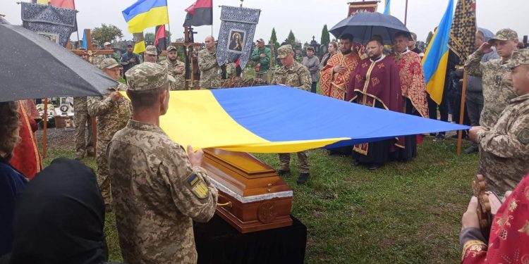 Із військовим Тарасом Лещуком попрощалися у Бережанській громаді