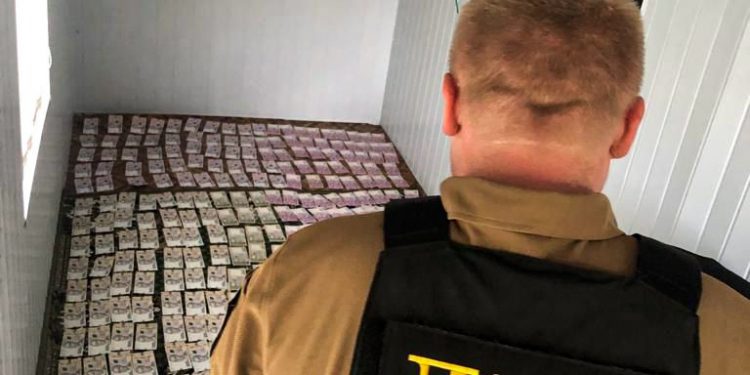 Викрили двох зловмисників на Тернопільщині, які допомагали чоловікам втікати до Румунії