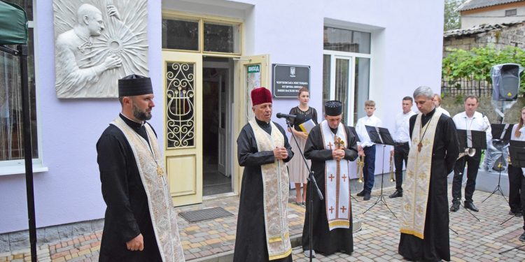 Барельєф полеглому військовому Василю Мармусу відкрили на фасаді музичної школи в Чорткові