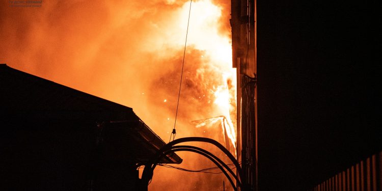 Пожежа на заводі з пінопласту виникла у Тернополі