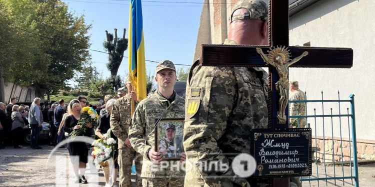 Із 45-річним воїном Володимиром Жмудом прощаються у Тернополі