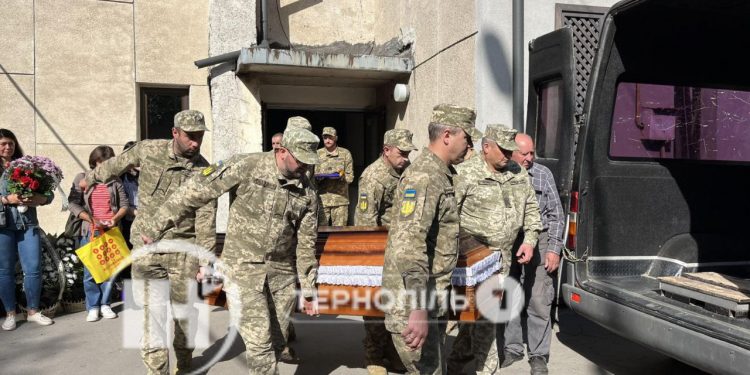 Із 45-річним воїном Володимиром Жмудом прощаються у Тернополі