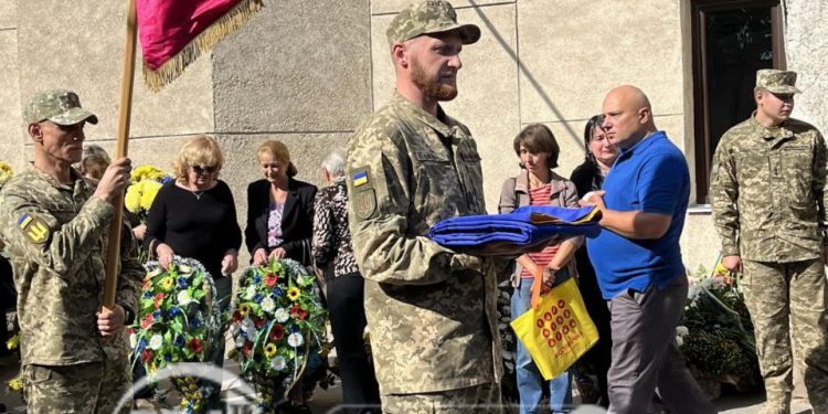 Із 45-річним воїном Володимиром Жмудом прощаються у Тернополі