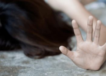 Двоє чоловіків погрожували ножем: тернополянка заявила у поліцію про грабіж