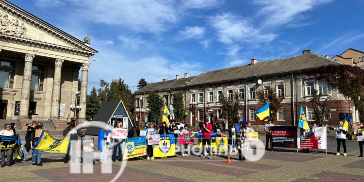 Акцію на підтримку полонених захисників Маріуполя організували в Тернополі