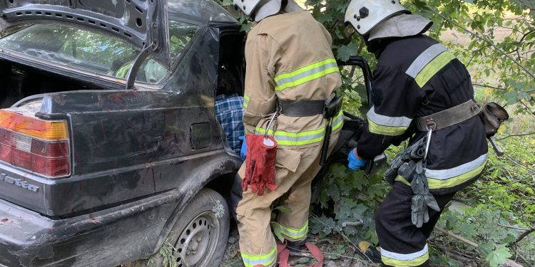 Людину з розтрощеної автівки визволяли рятувальники на Кременеччині