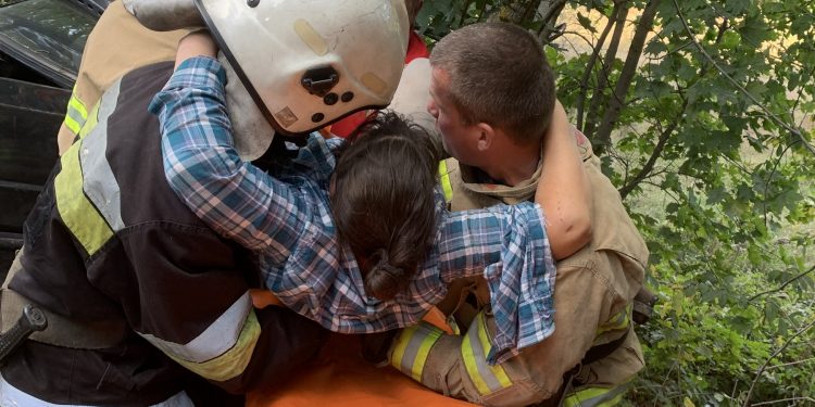 Людину з розтрощеної автівки визволяли рятувальники на Кременеччині