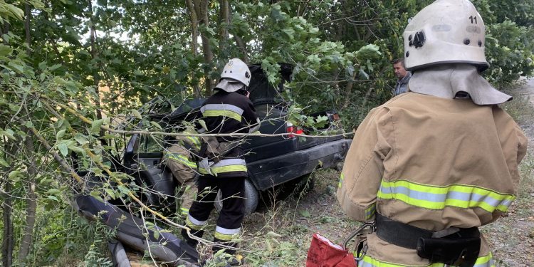 Людину з розтрощеної автівки визволяли рятувальники на Кременеччині