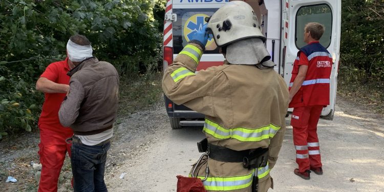 Людину з розтрощеної автівки визволяли рятувальники на Кременеччині