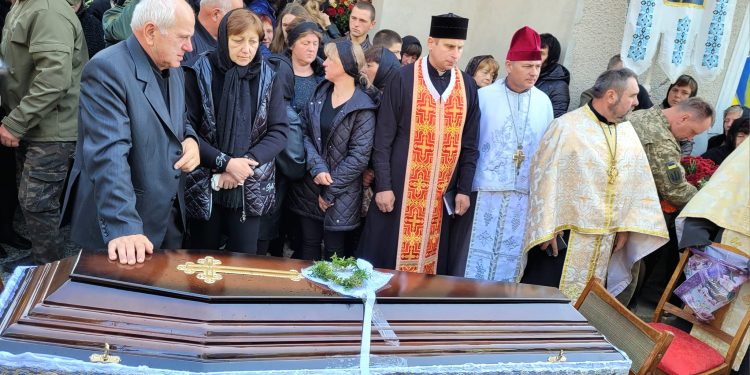 Із воїном Володимиром Бобиком попрощалися у Хоростківській громаді