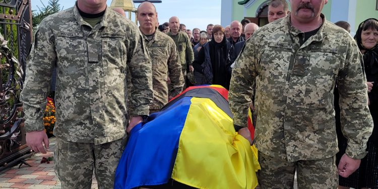 Із воїном Володимиром Бобиком попрощалися у Хоростківській громаді