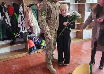 Щемлива зустріч: захисник зустрівся зі школяркою, яка написала йому лист-оберіг