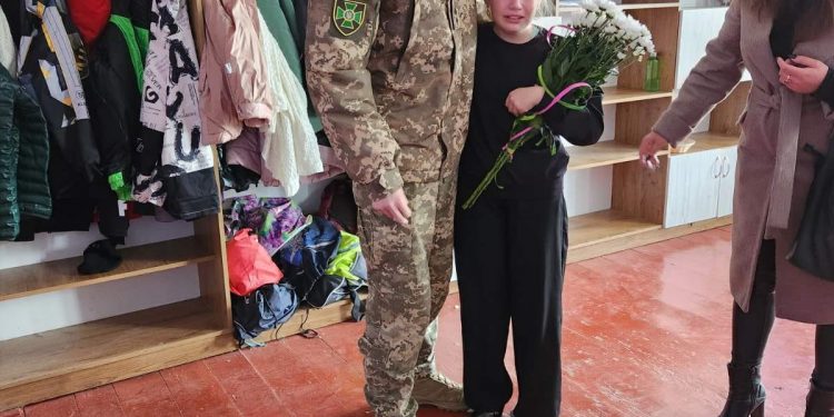 Щемлива зустріч: захисник зустрівся зі школяркою, яка написала йому лист-оберіг