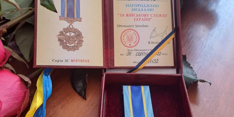 Відзнаку від президента вручили матері пораненого воїна Назара Сеніва з Чортківщини