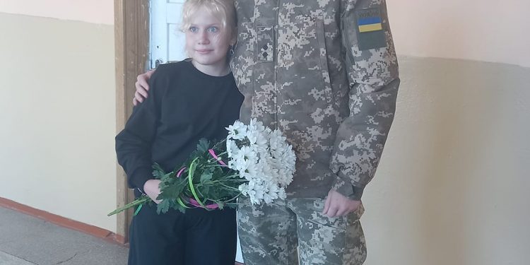 Щемлива зустріч: захисник зустрівся зі школяркою, яка написала йому лист-оберіг