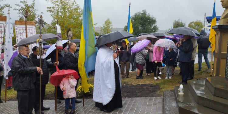 Монументи Роману Шухевичу та Степану Бандері встановили у Бишках Козівської громади